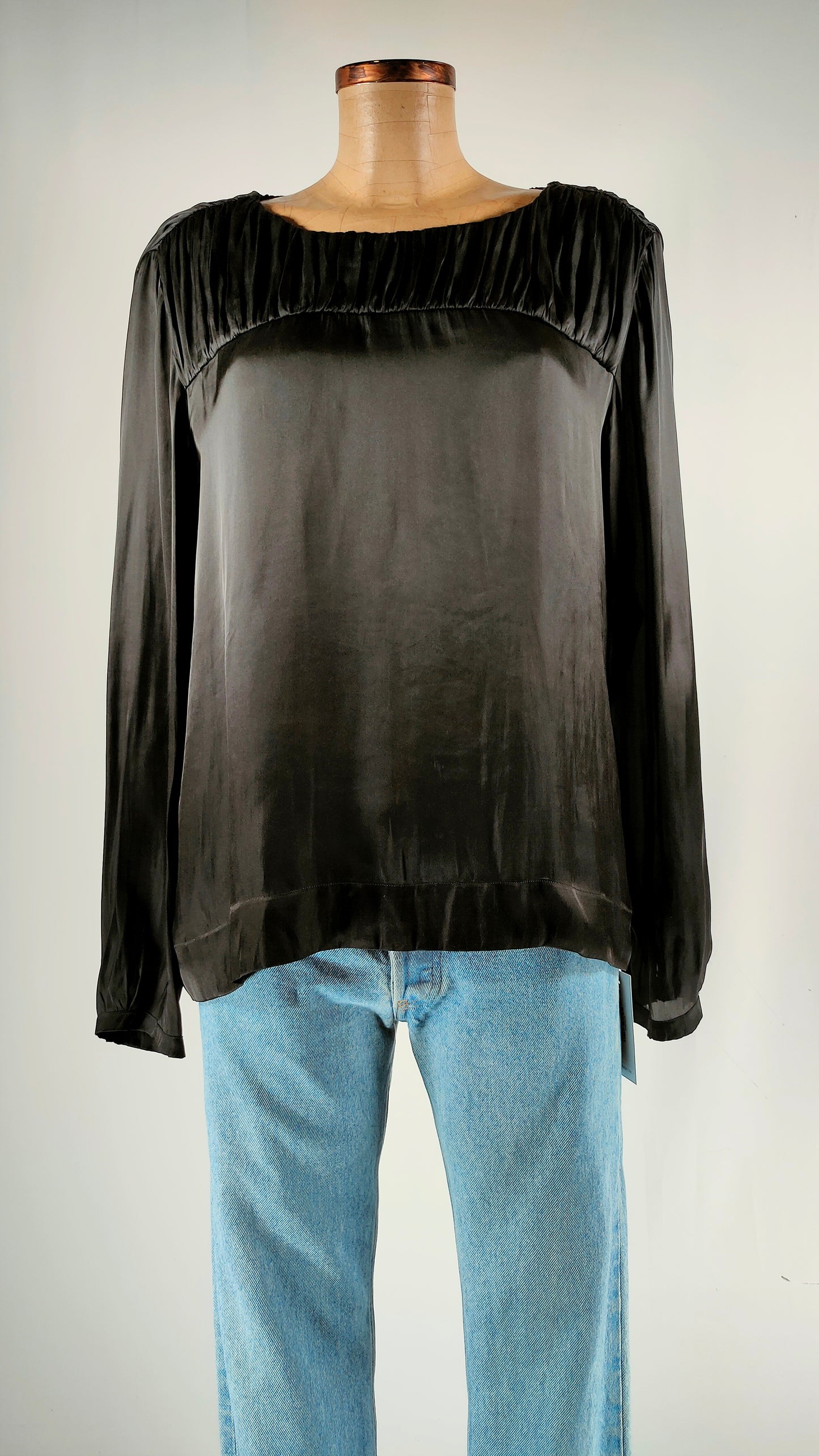 Camisa negra cuello recto TCN