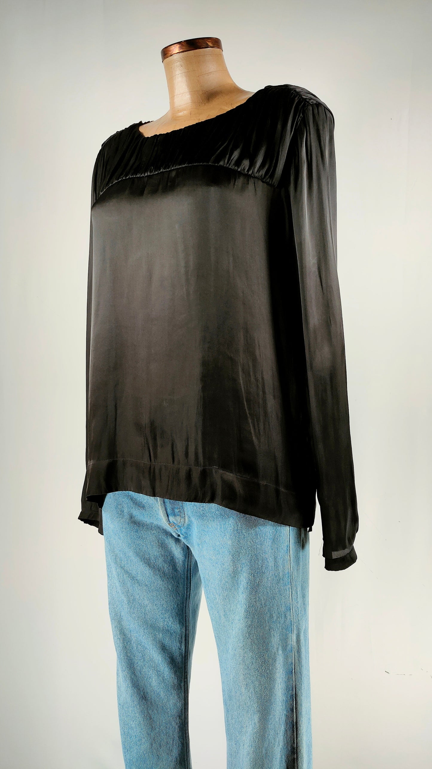 Camisa negra cuello recto TCN