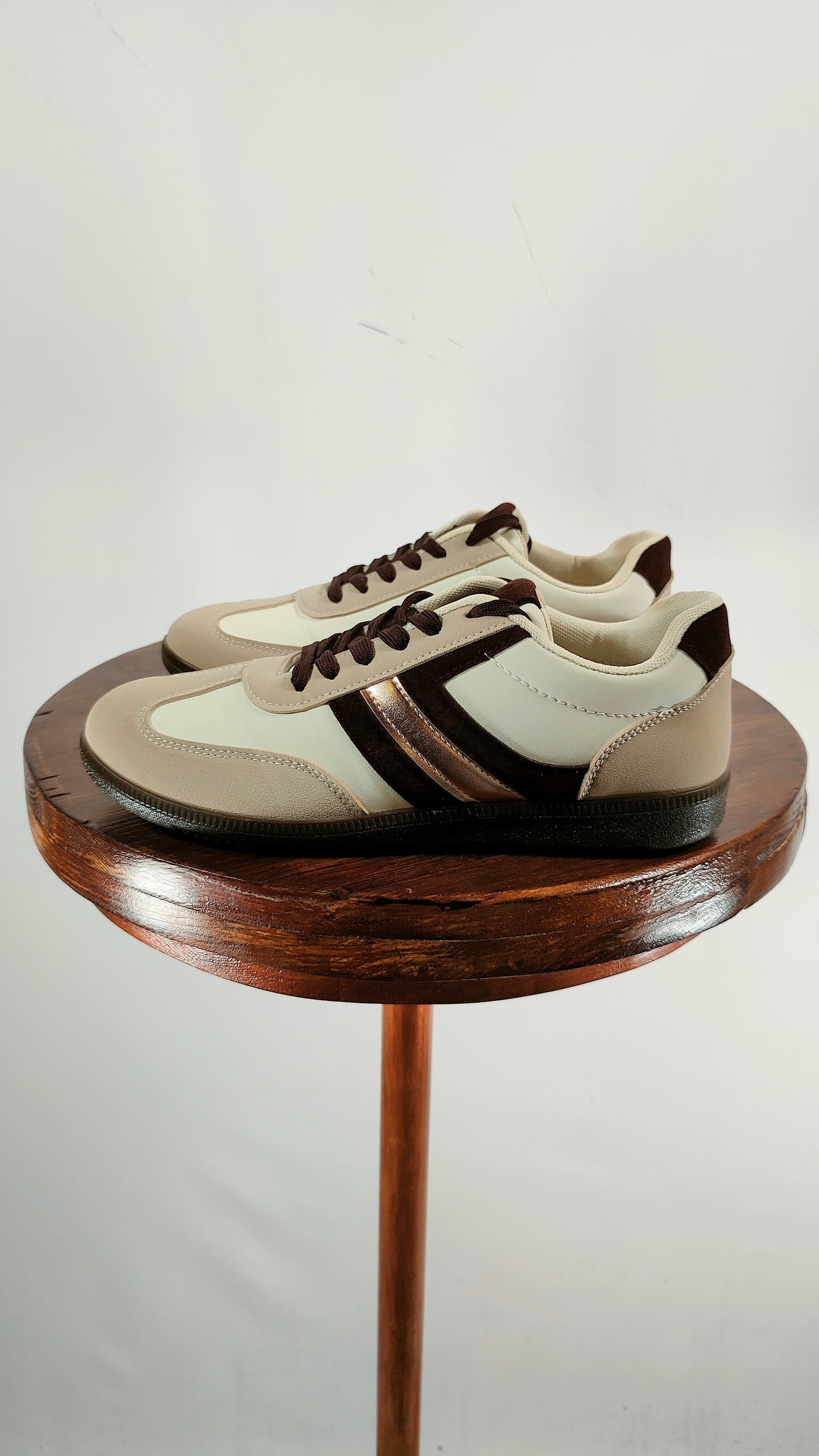 Zapatillas Blancas con Franja Dorada El Corte Inglés – Talla 40 | Polipiel