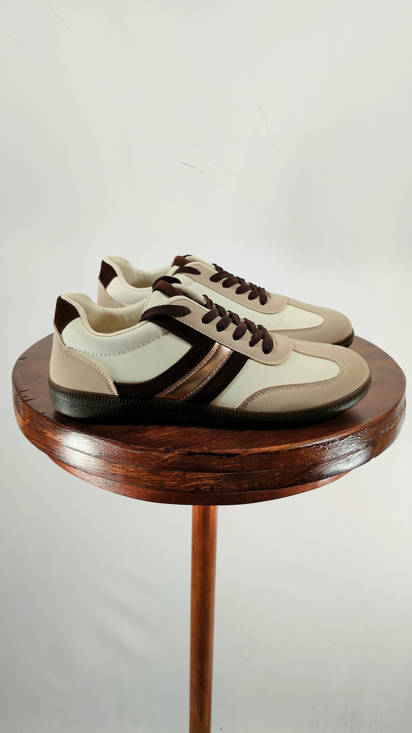Zapatillas Blancas con Franja Dorada El Corte Inglés – Talla 40 | Polipiel