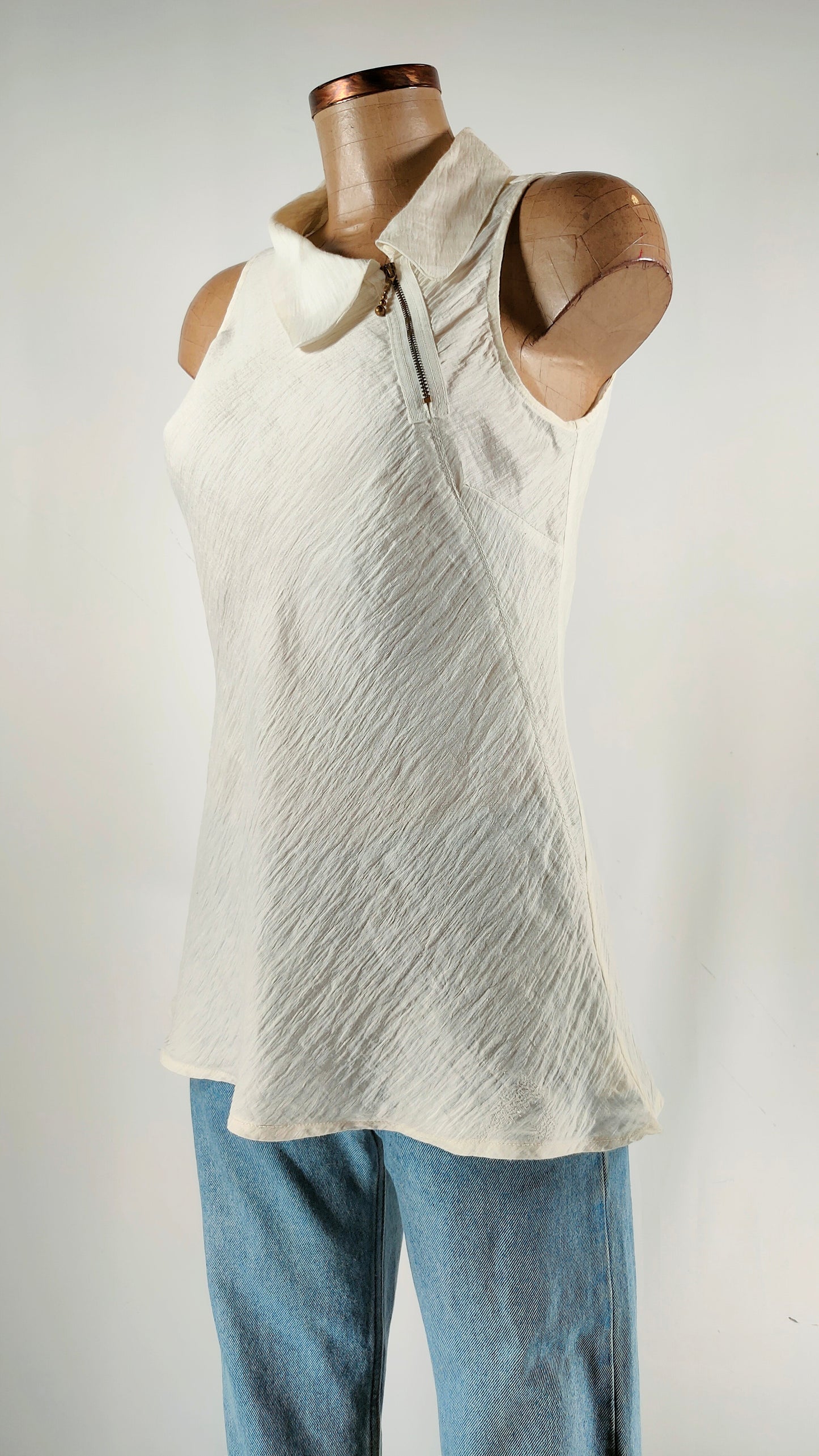 Blusa con cremallera en cuello