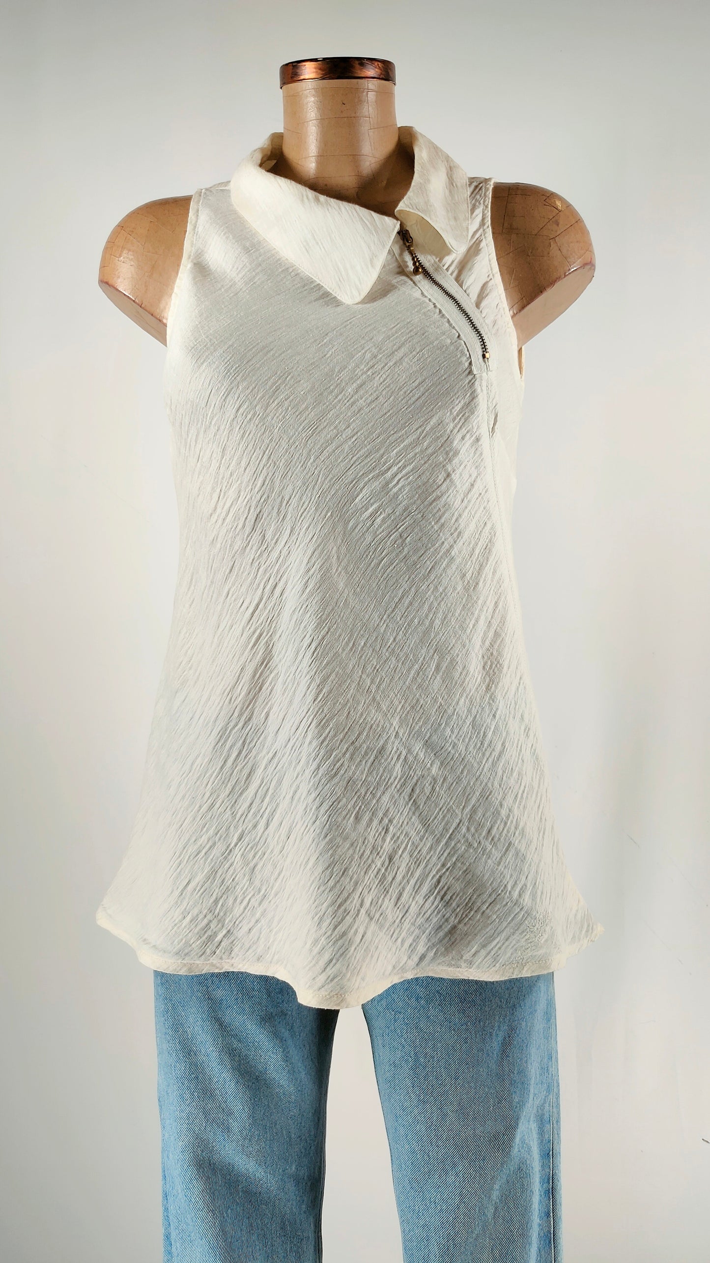 Blusa con cremallera en cuello