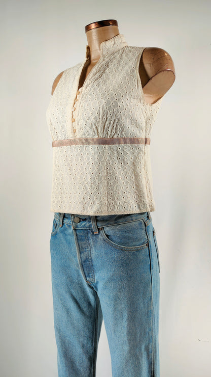 Blusa calada con detalle de lazo