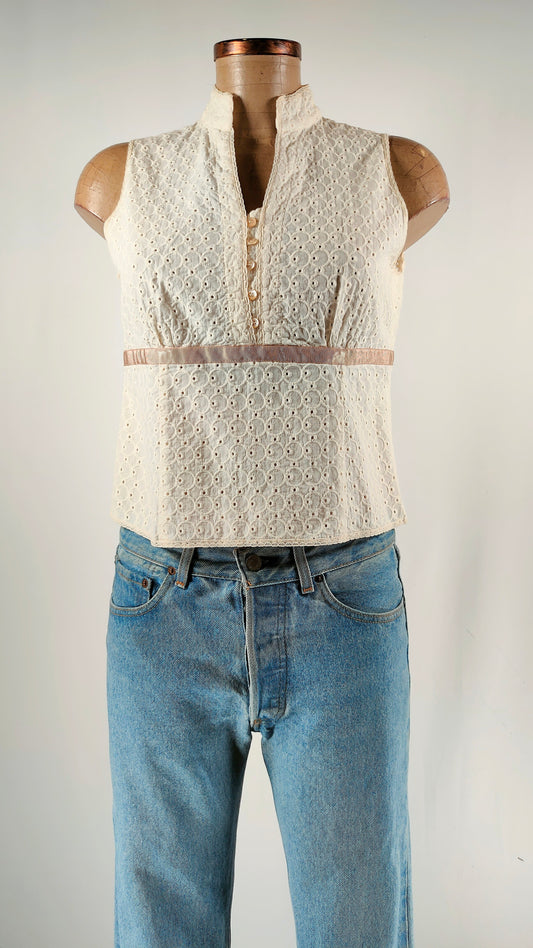 Blusa calada con detalle de lazo