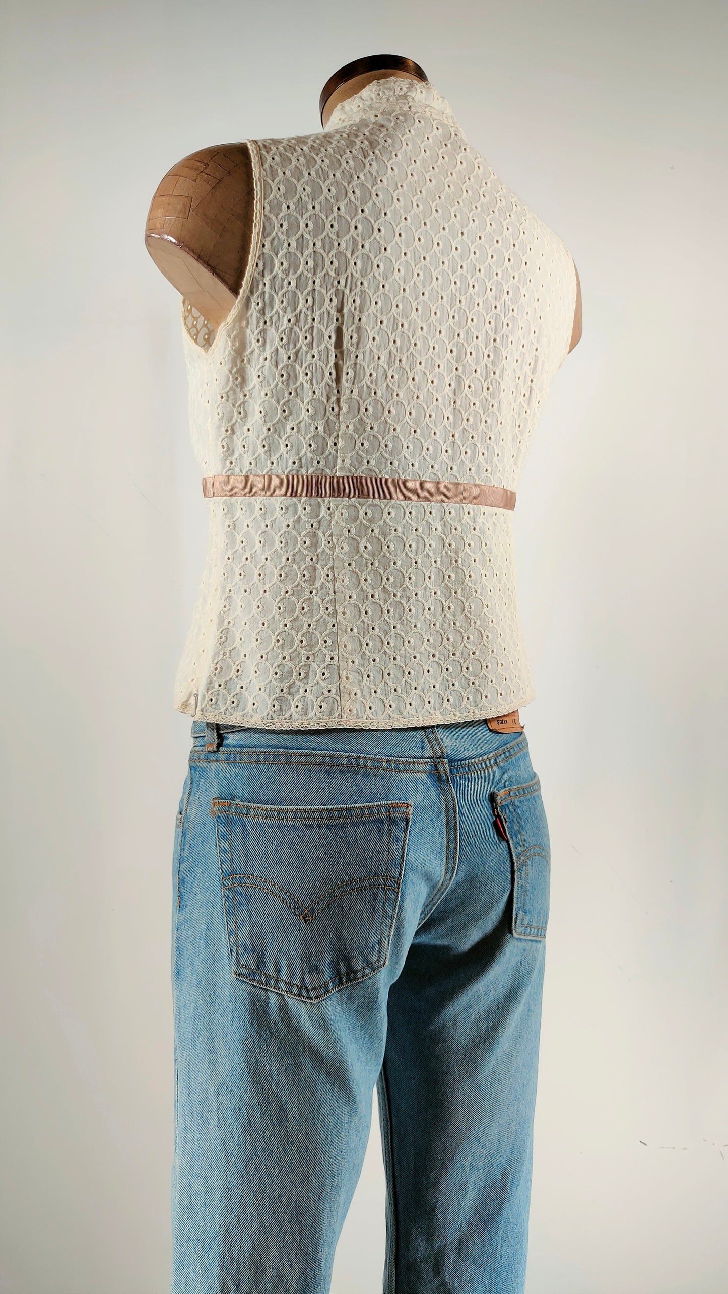 Blusa calada con detalle de lazo