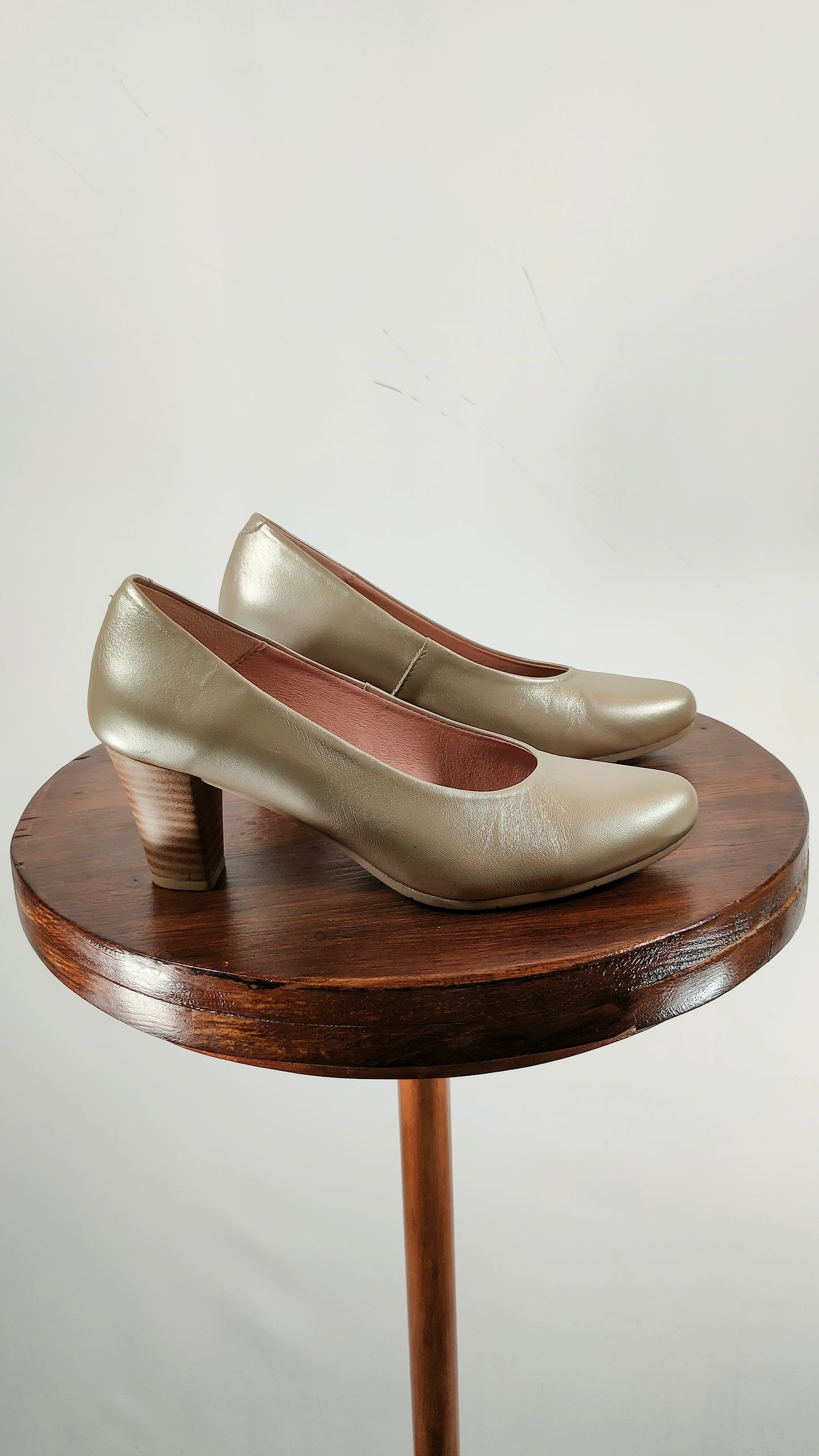 Zapatos de salón color oro