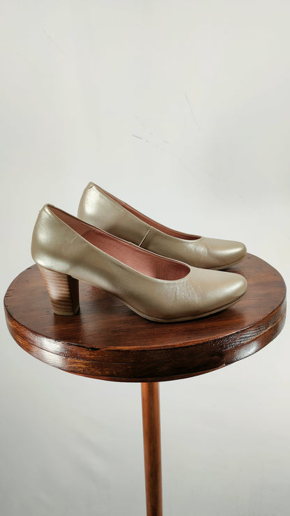 Zapatos de salón color oro