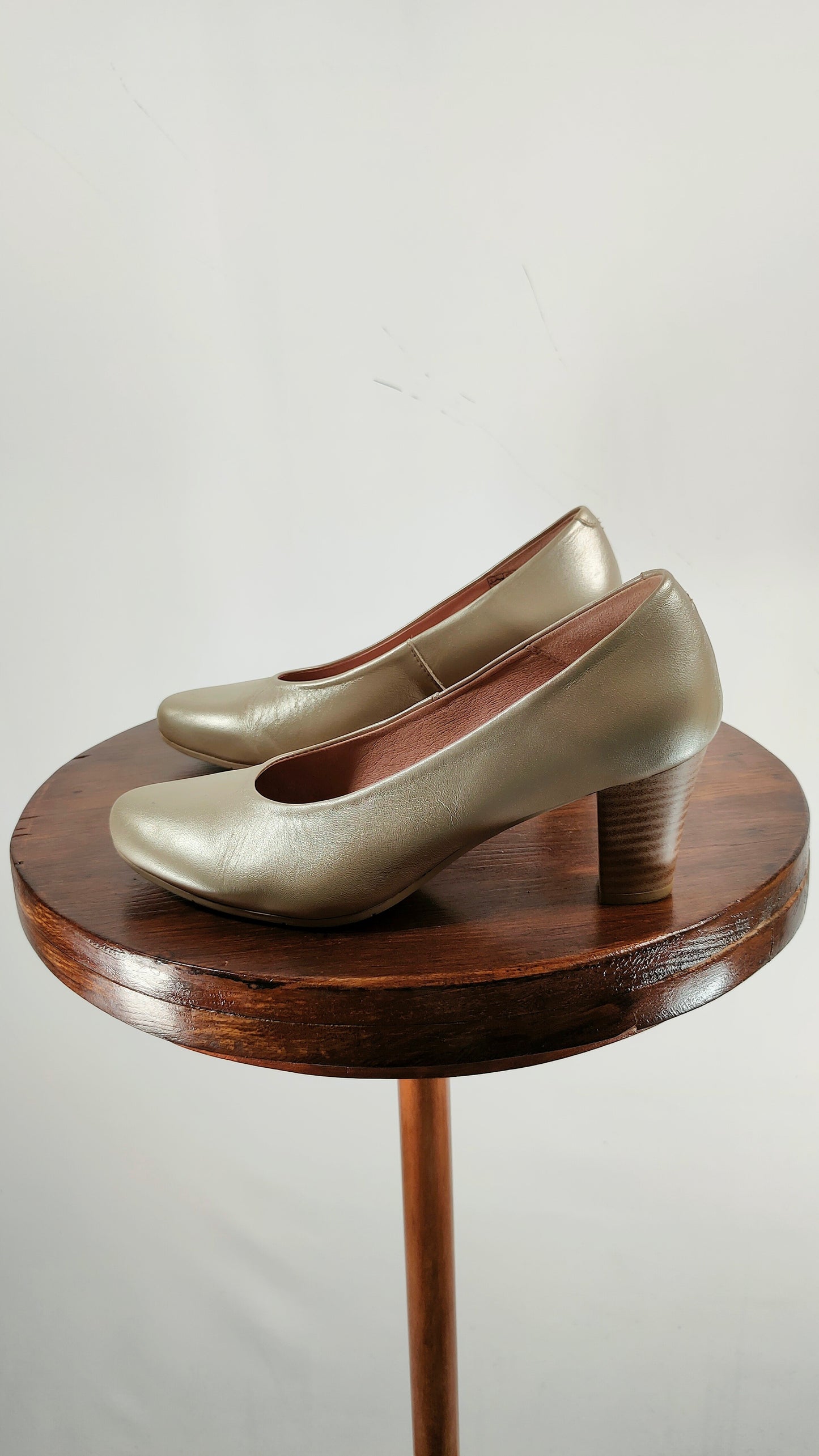 Zapatos de salón color oro