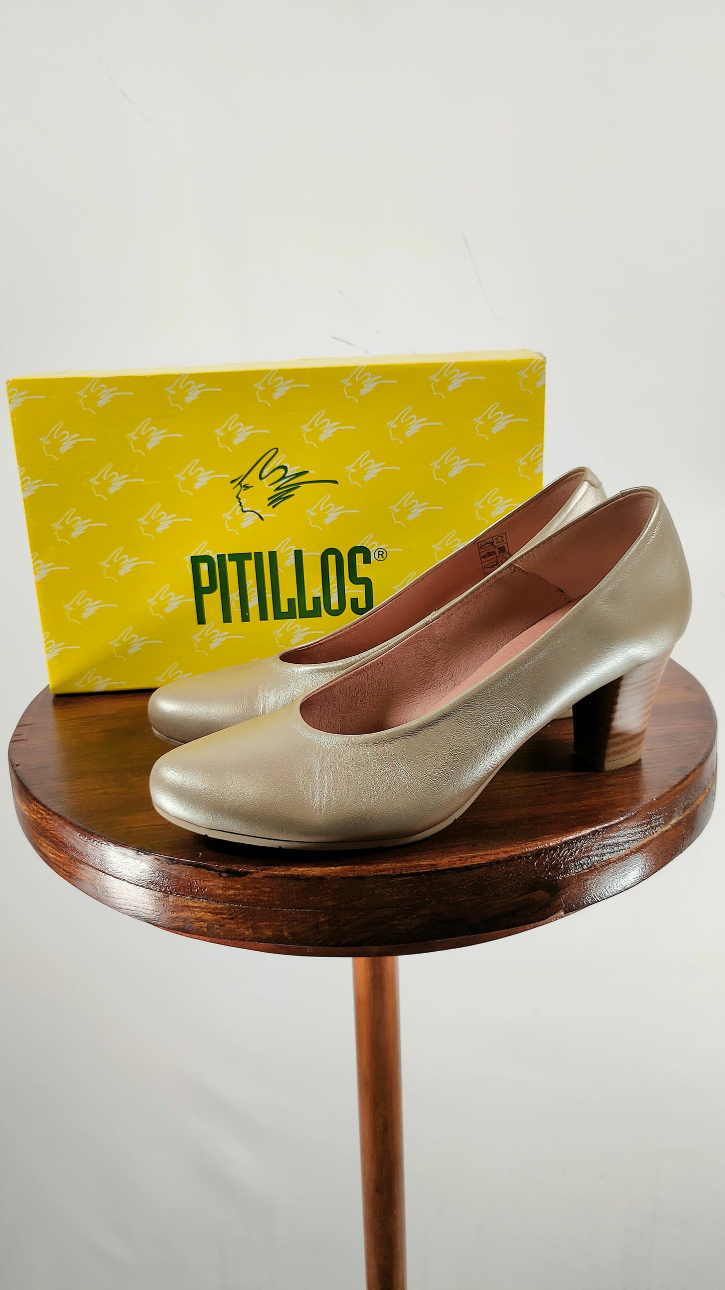 Zapatos de salón color oro