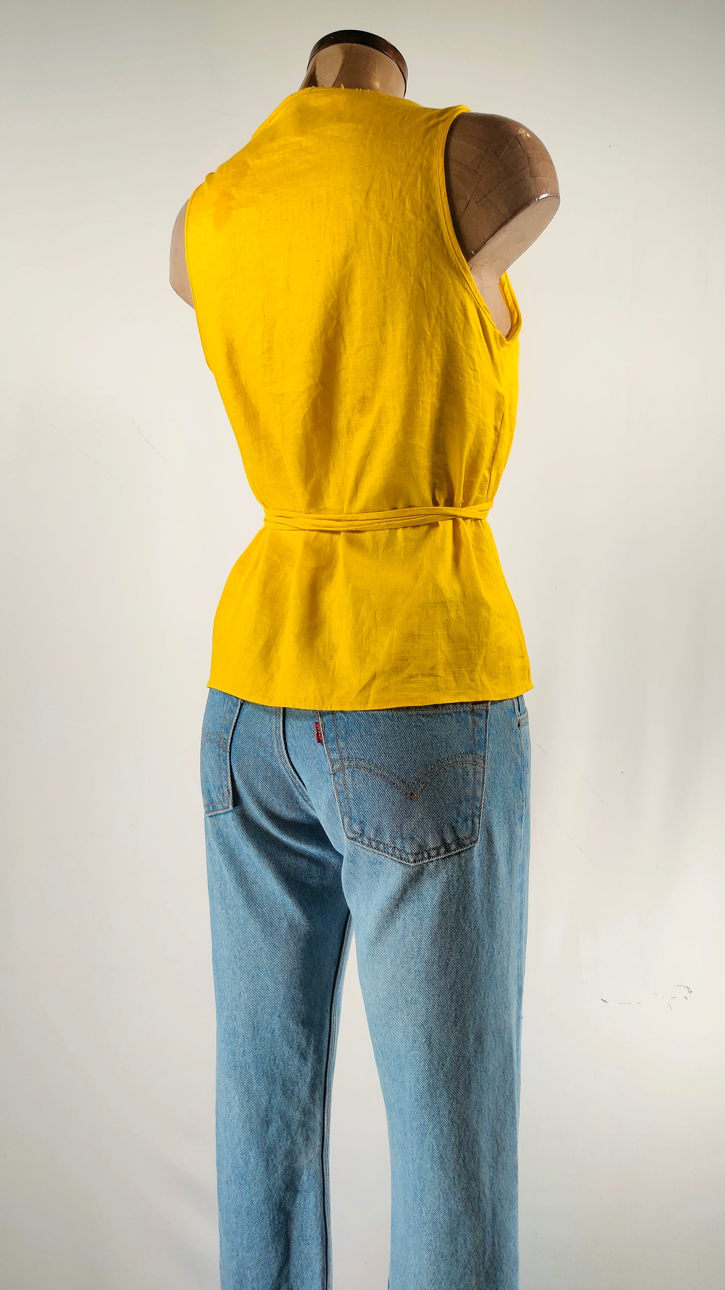 Top cruzado amarillo lino