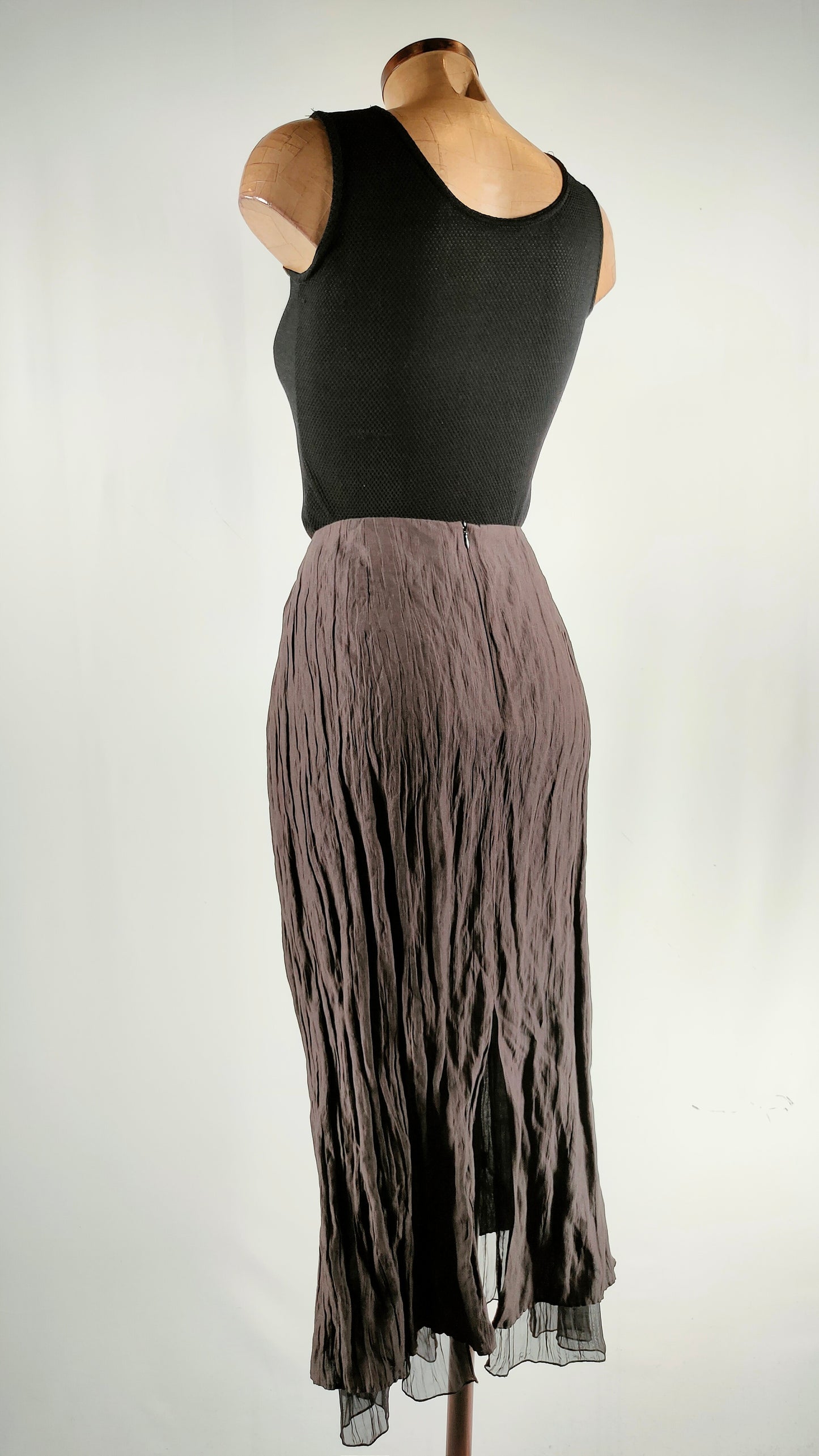 Falda midi plisada gris con efecto brillo