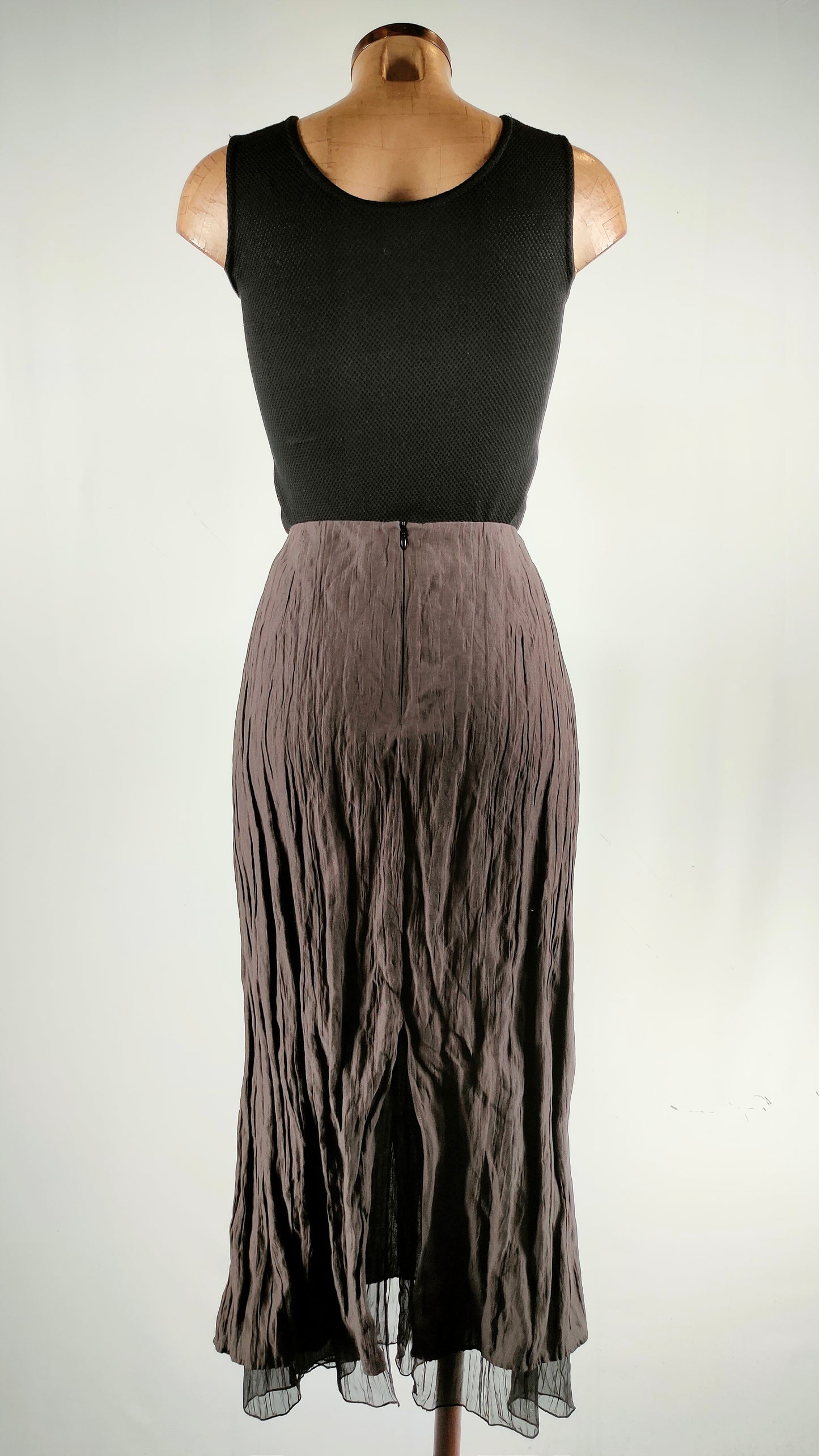 Falda midi plisada gris con efecto brillo
