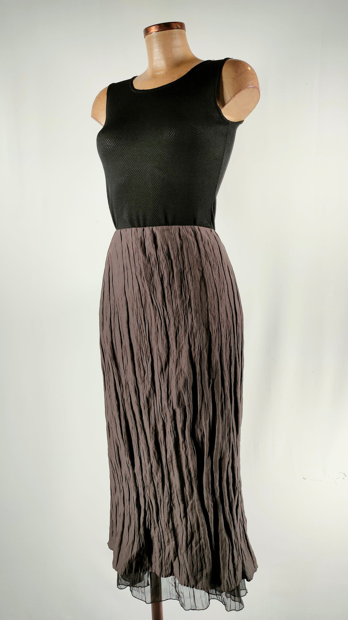 Falda midi plisada gris con efecto brillo