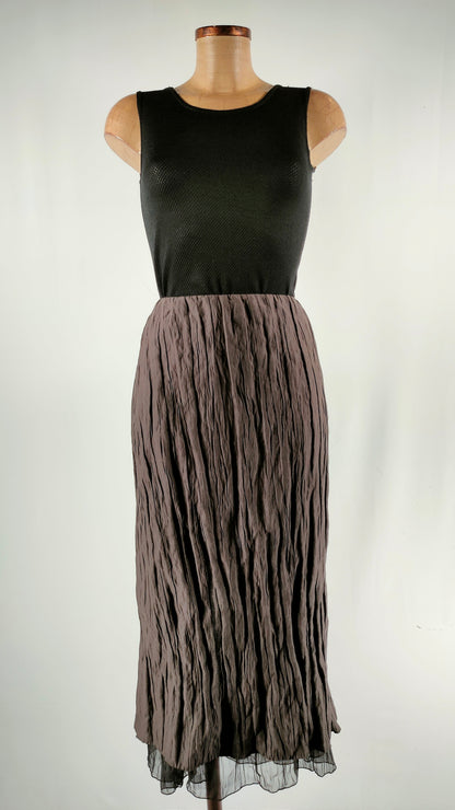 Falda midi plisada gris con efecto brillo