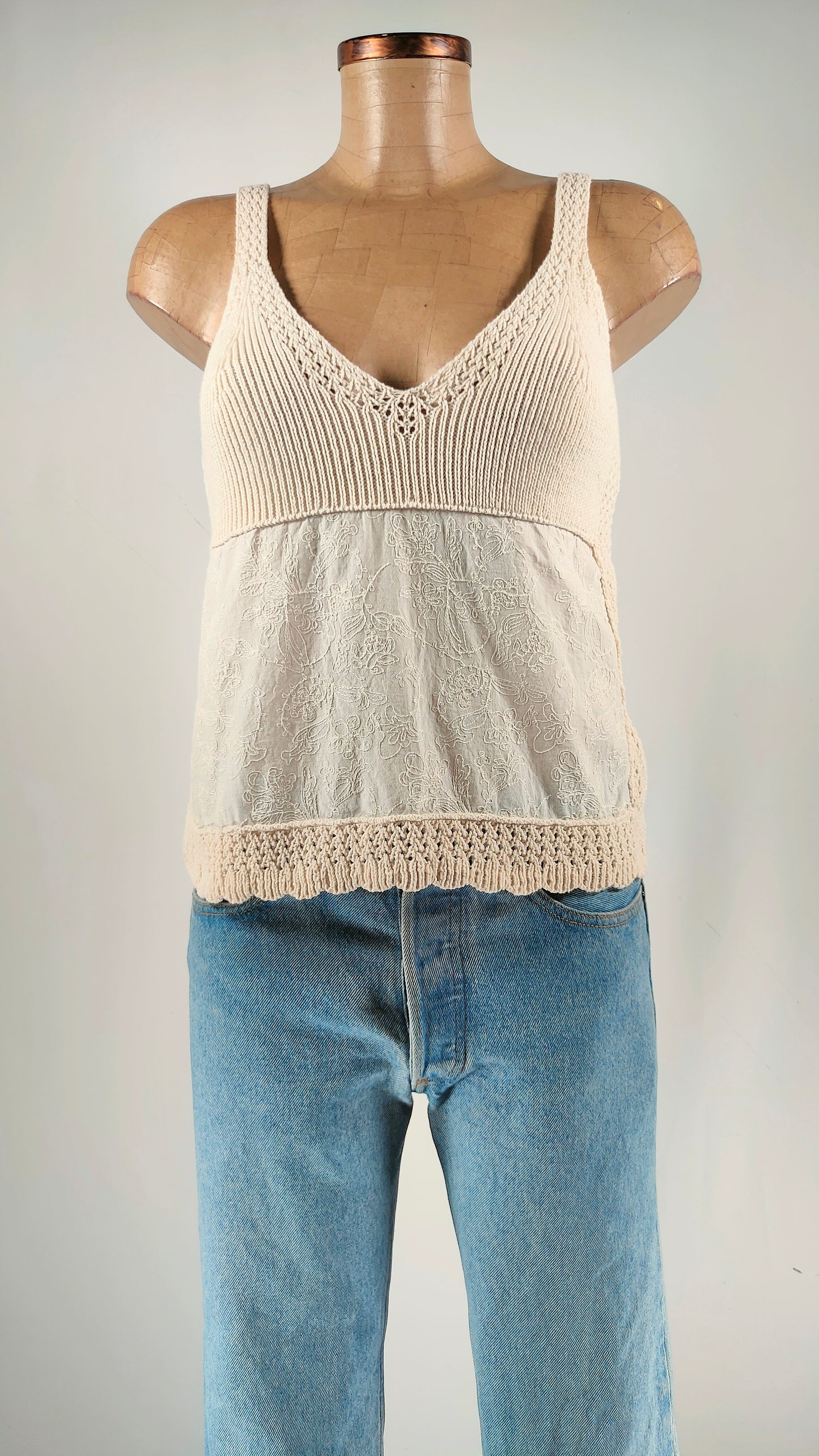 Top calado beige bimaterial