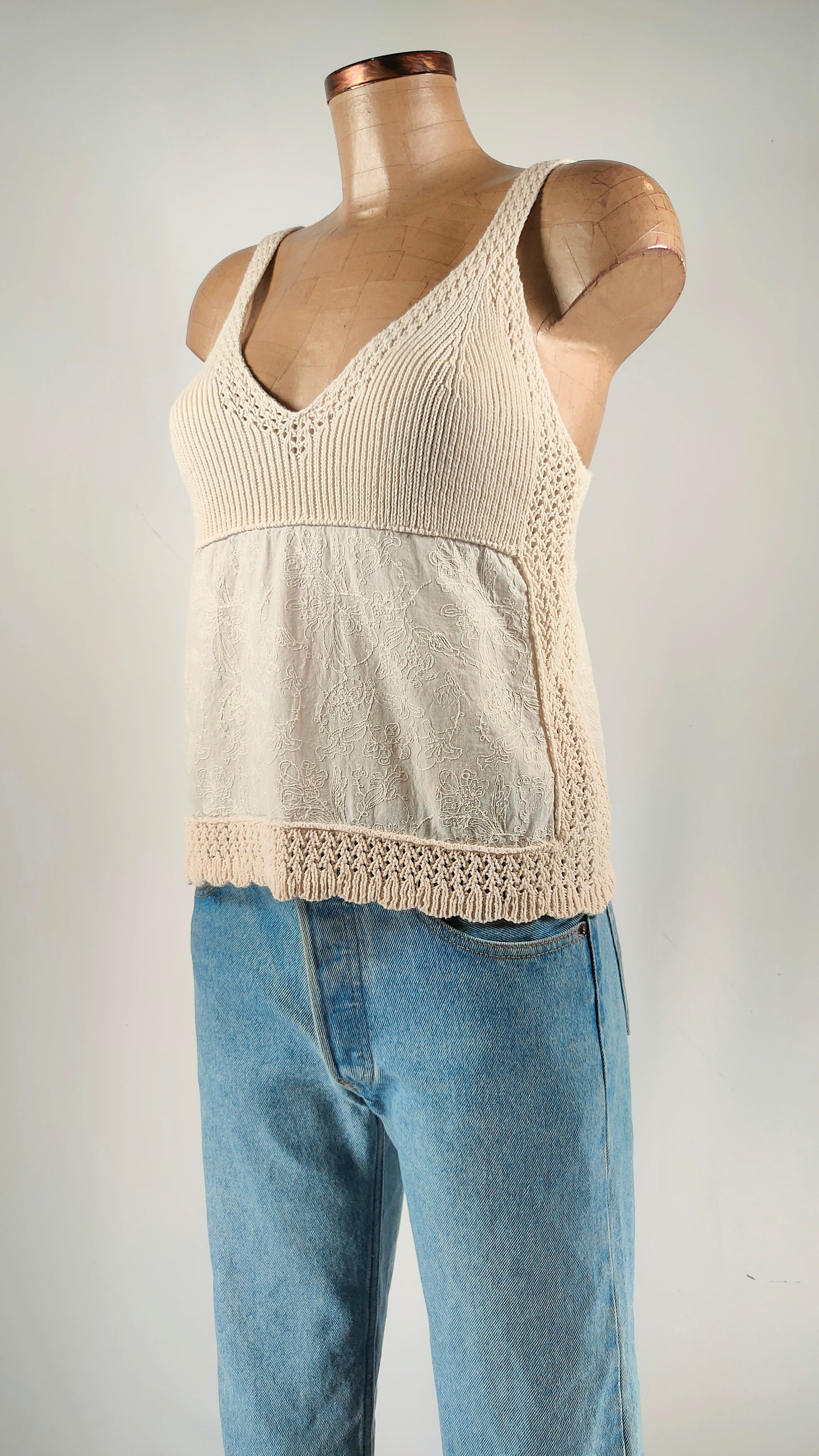 Top calado beige bimaterial