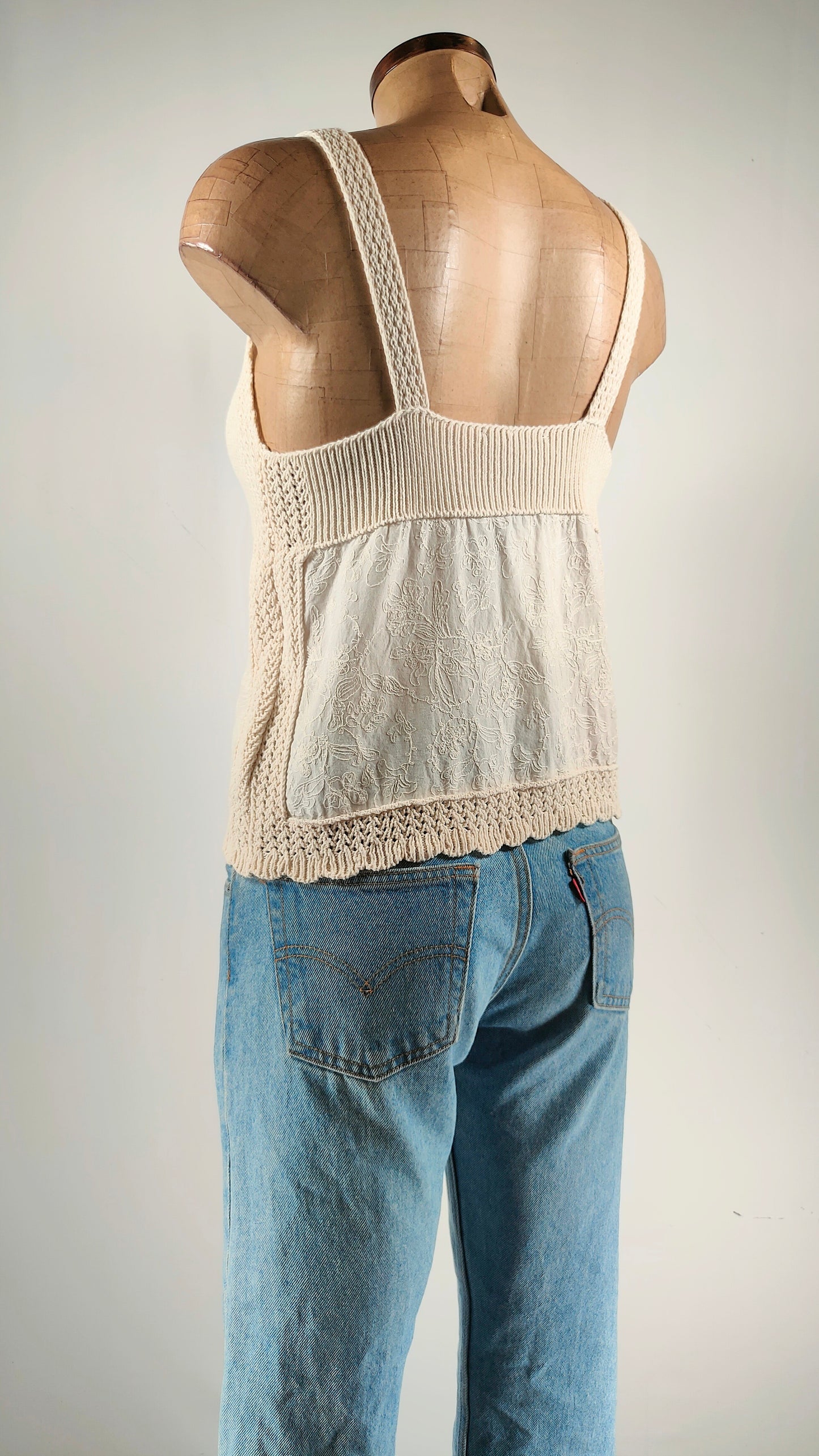 Top calado beige bimaterial