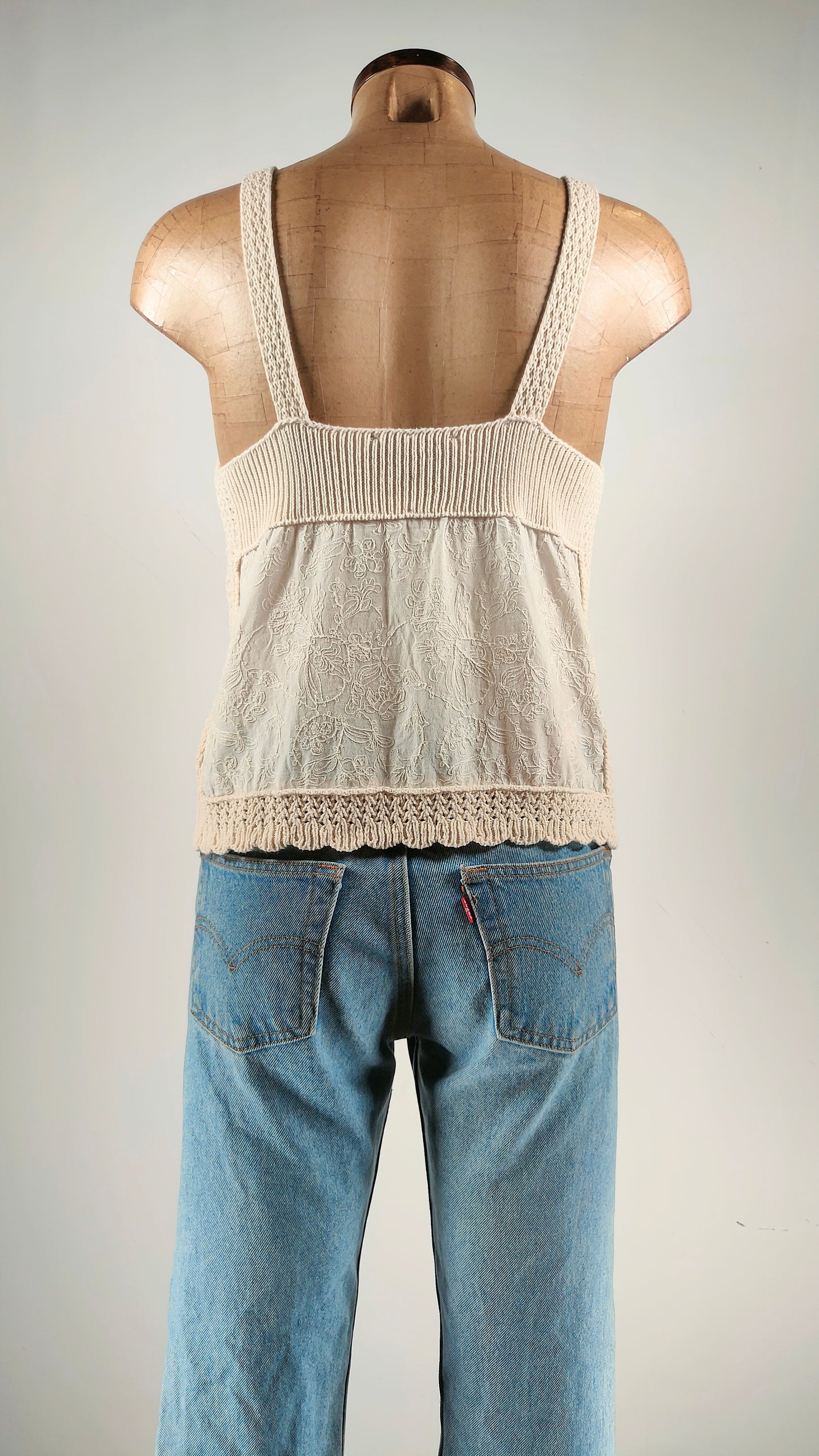 Top calado beige bimaterial