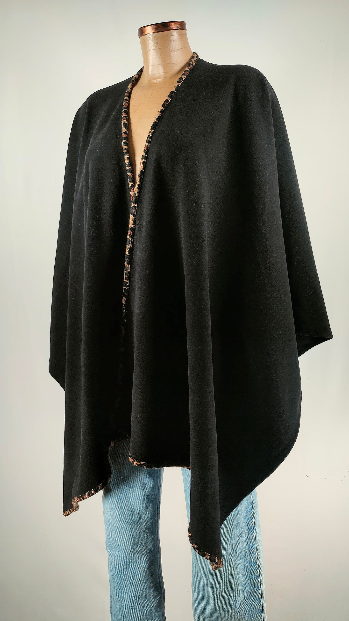 Poncho con ribete animal print Anna Mora