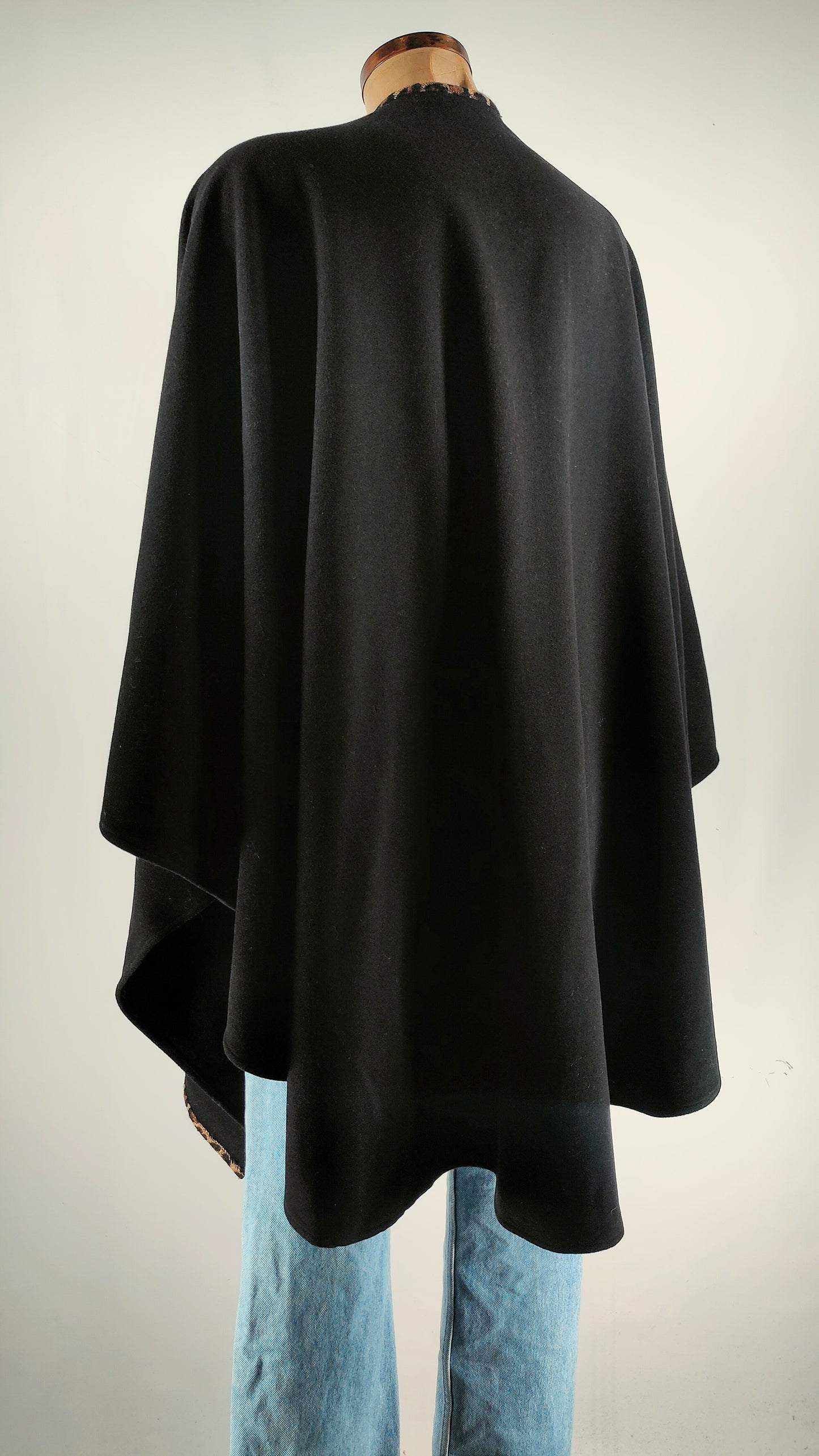 Poncho con ribete animal print Anna Mora