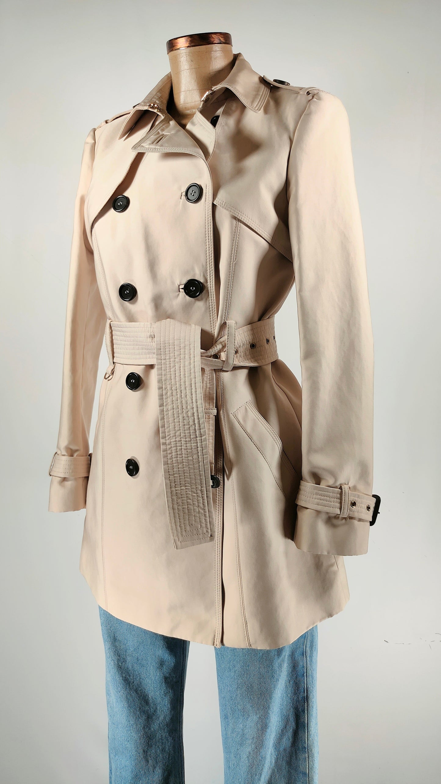 Gabardina beige con cinturón