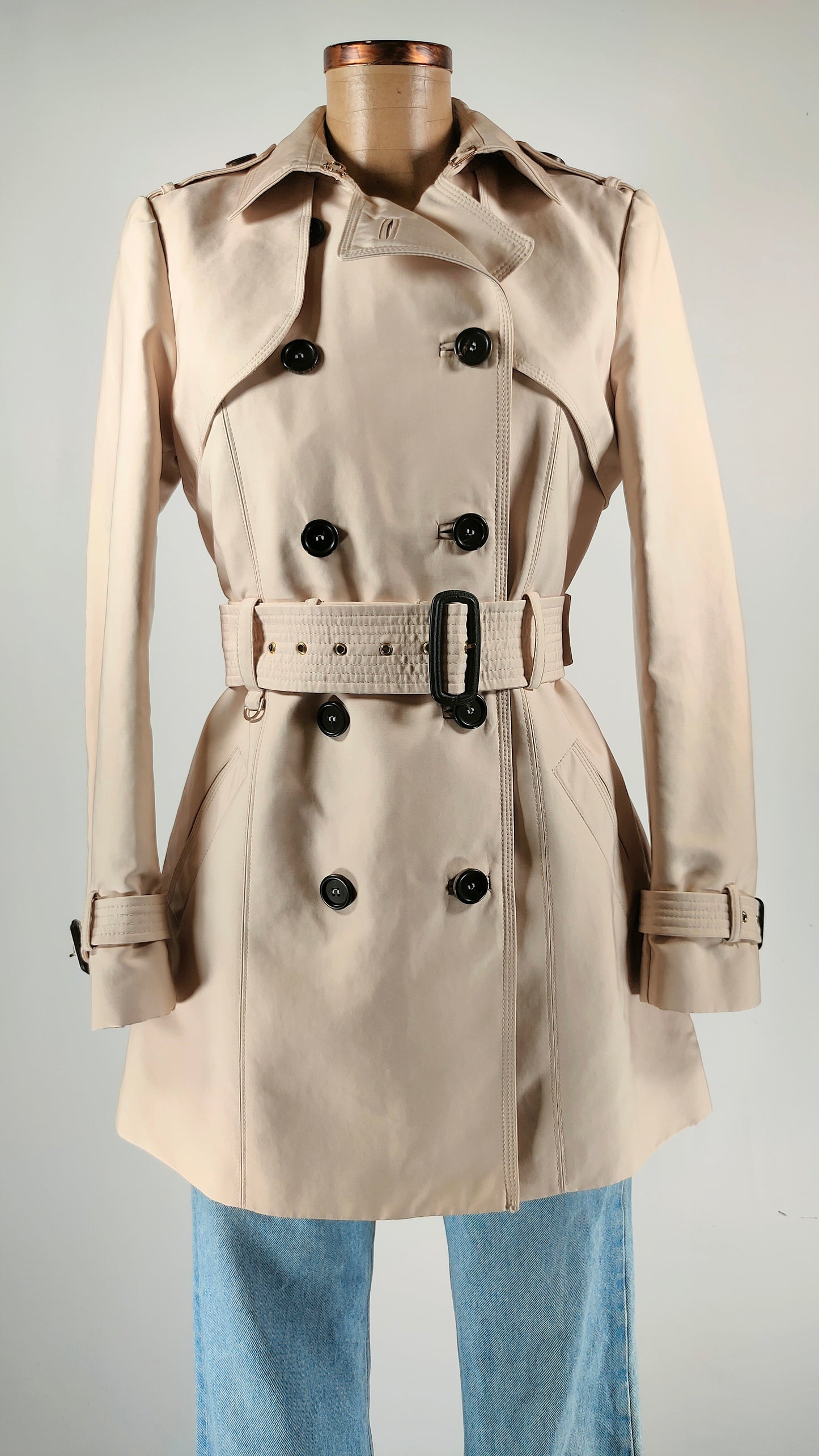 Gabardina beige con cinturón