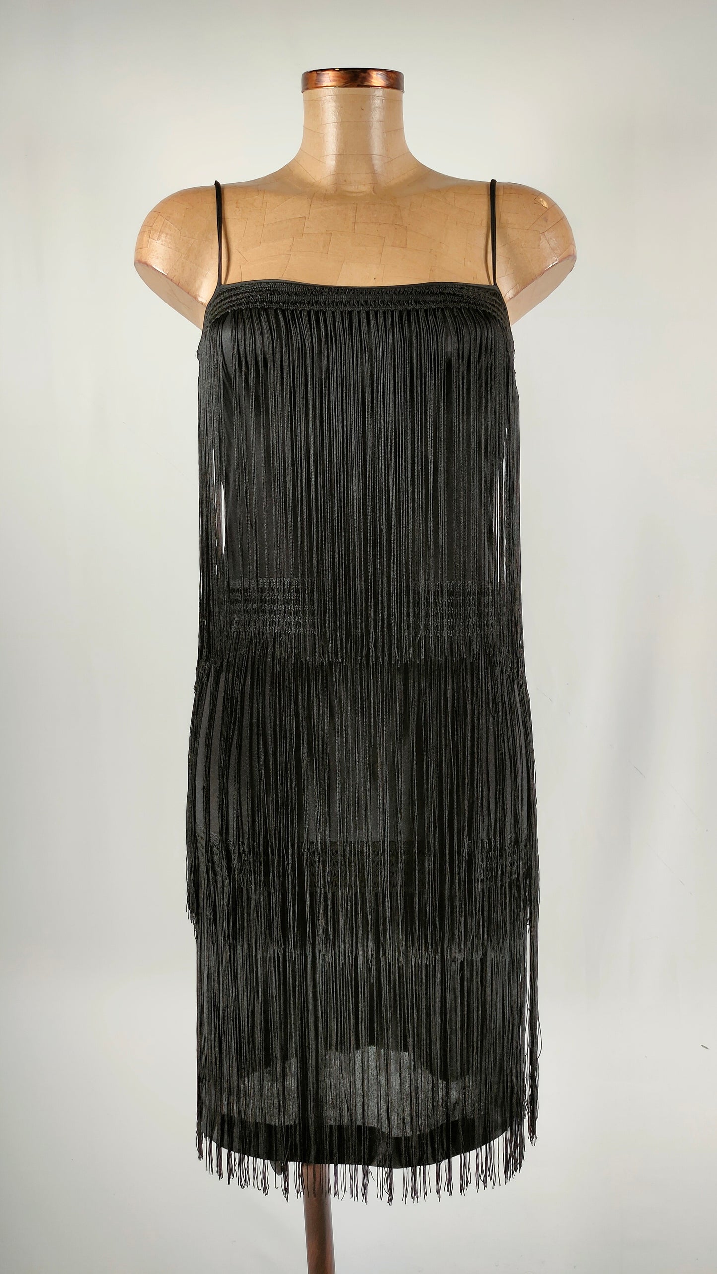 Vestido Unit negro con flecos