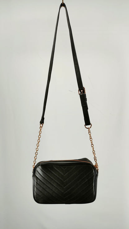 Bolsito Bebe negro con cadena dorada