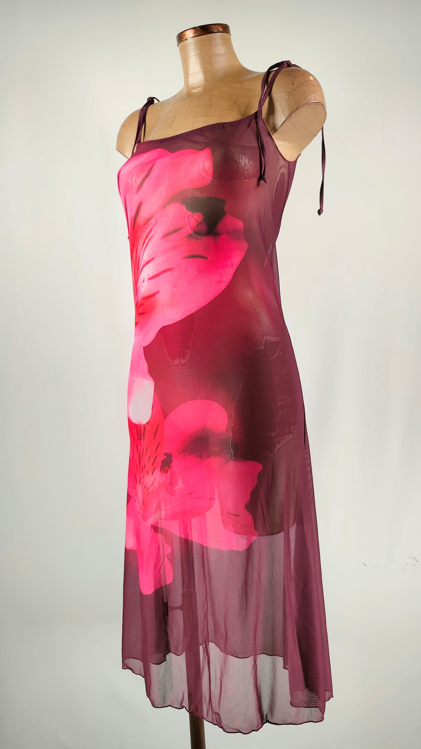 Vestido semitransparente burdeos