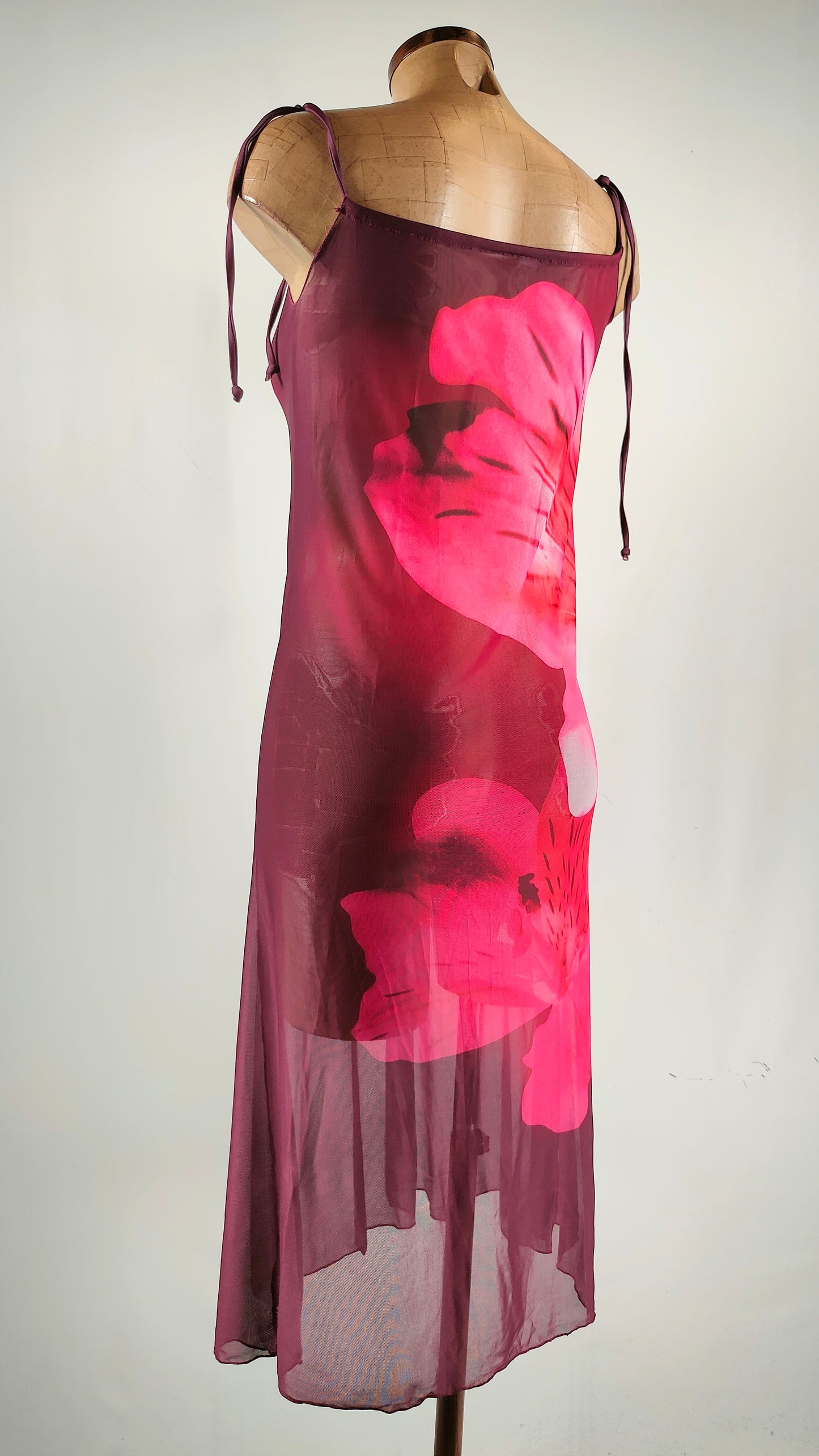 Vestido semitransparente burdeos