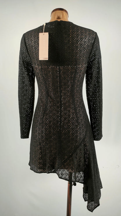 Vestido calado negro con bajo asimétrico