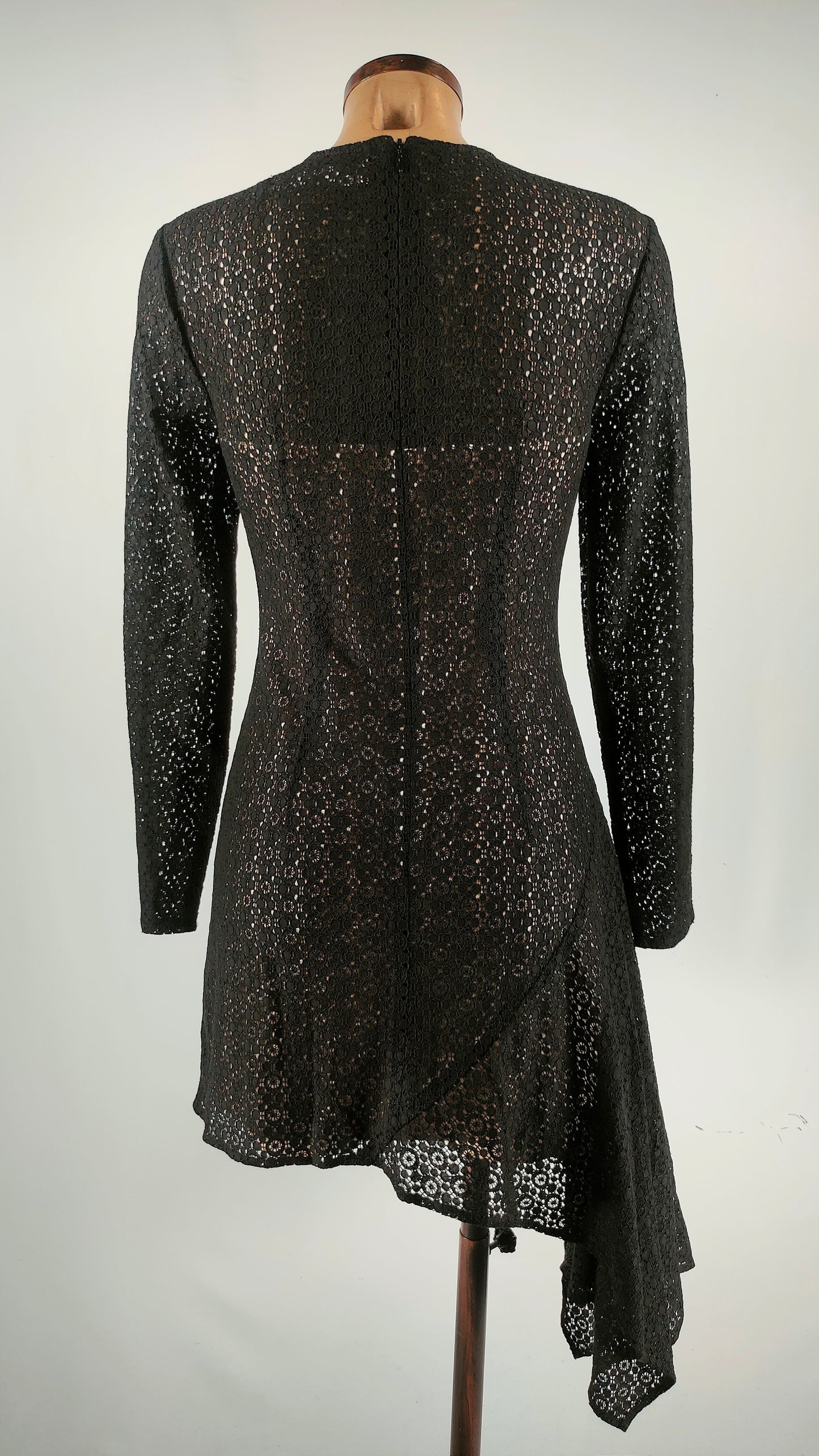 Vestido calado negro con bajo asimétrico