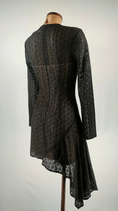 Vestido calado negro con bajo asimétrico