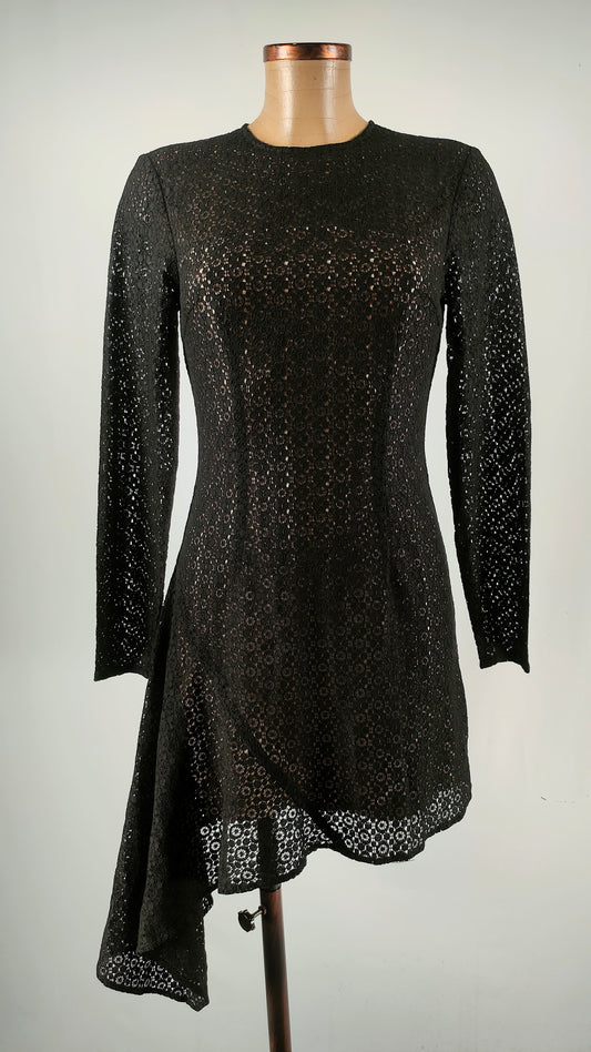 Vestido calado negro con bajo asimétrico