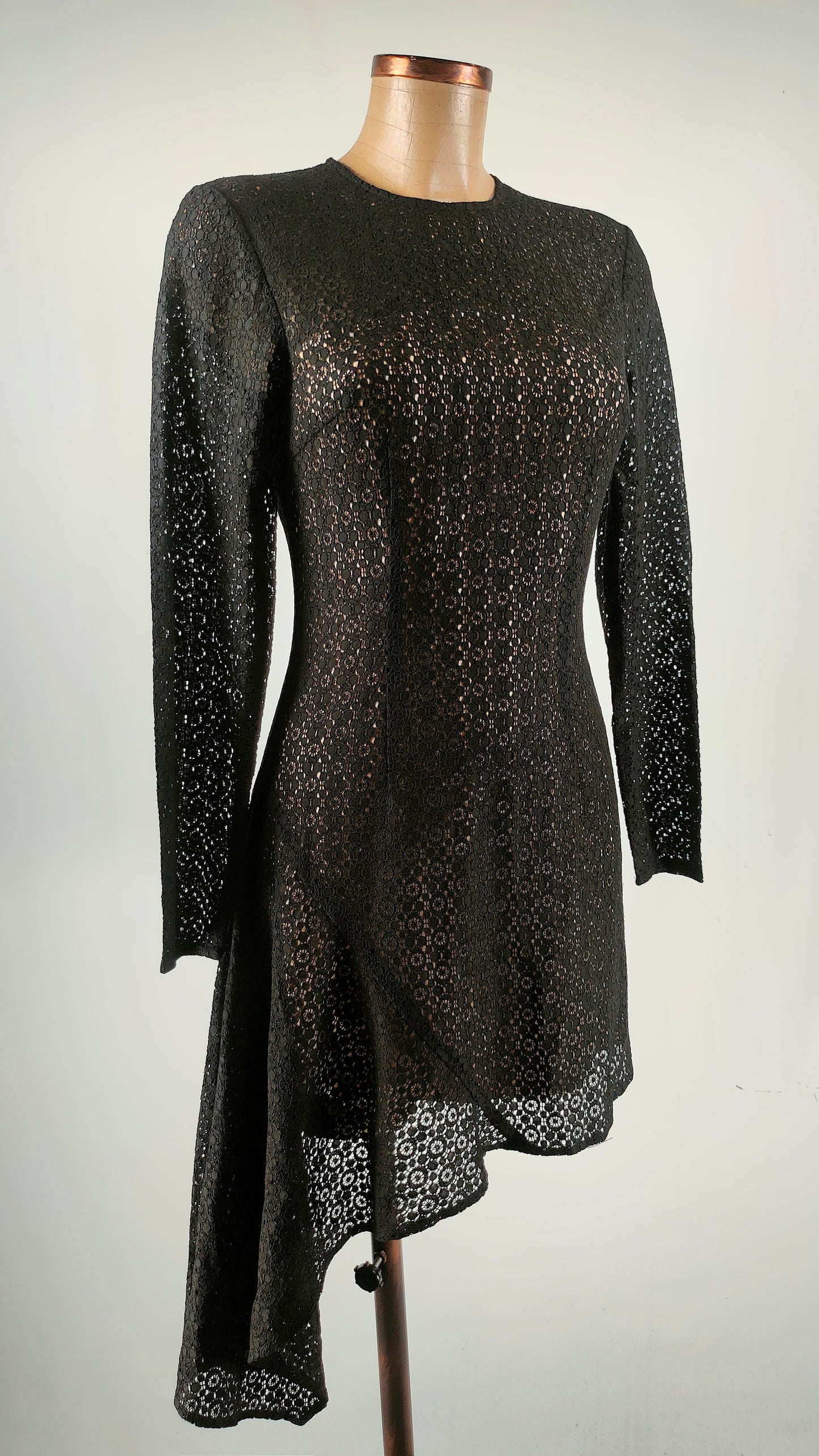Vestido calado negro con bajo asimétrico