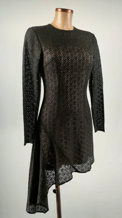 Vestido calado negro con bajo asimétrico