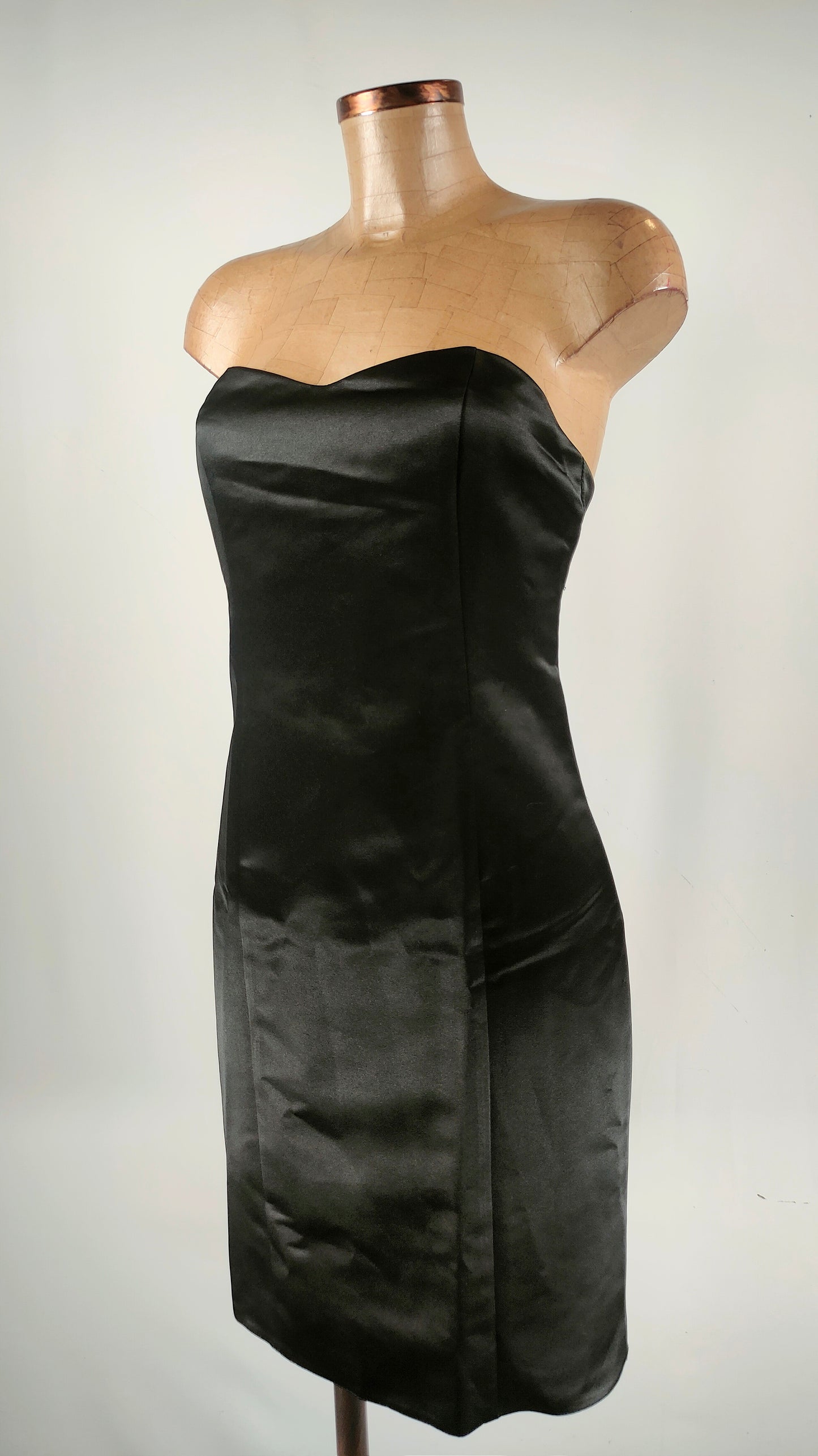 Vestido satinado negro Veneno en la piel