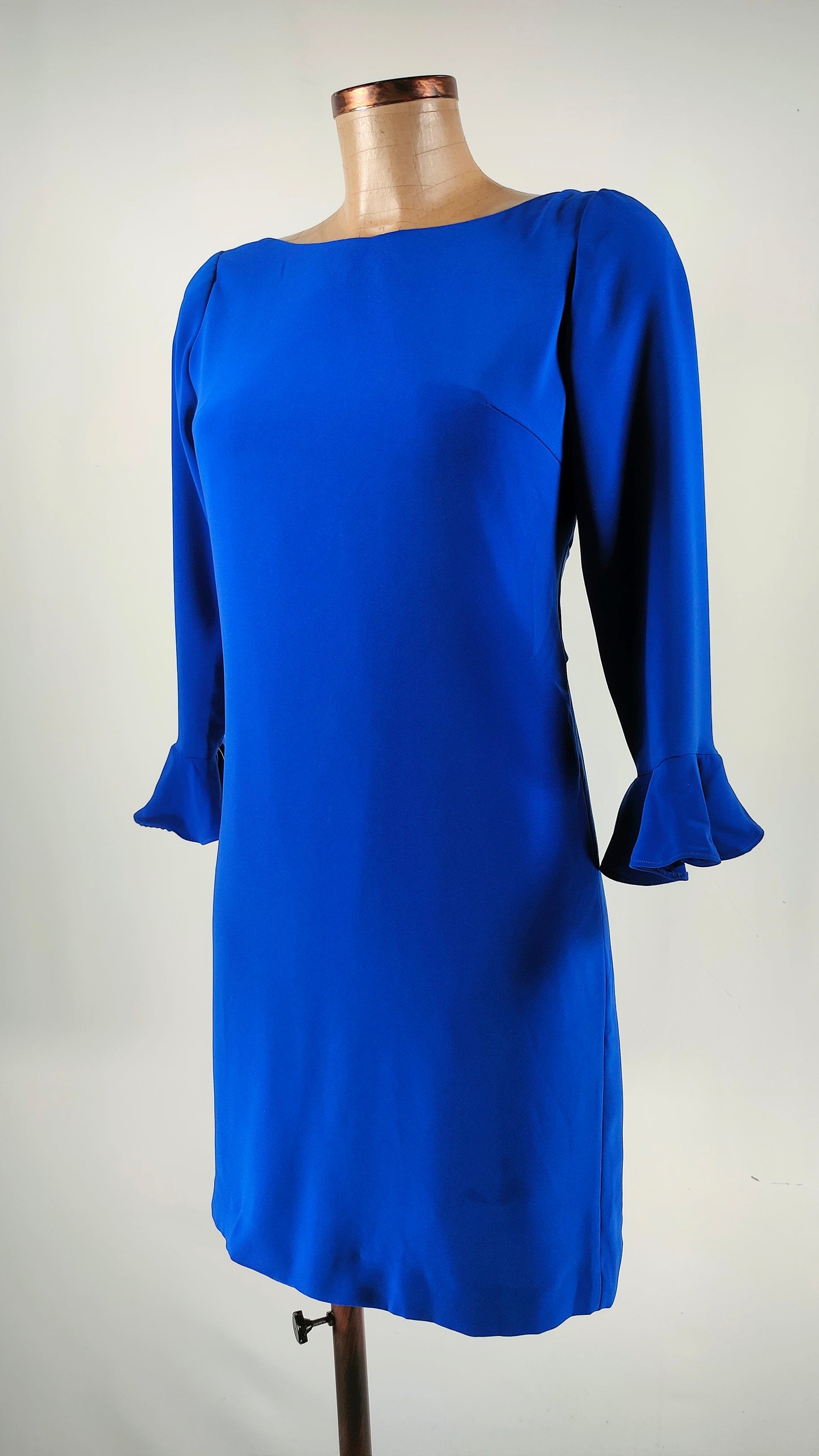 Vestido azul klein con espalda descubierta