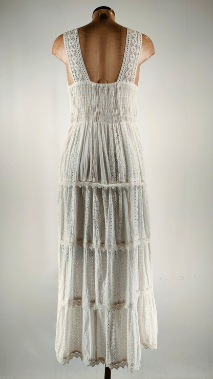 Vestido blanco con bordado largo