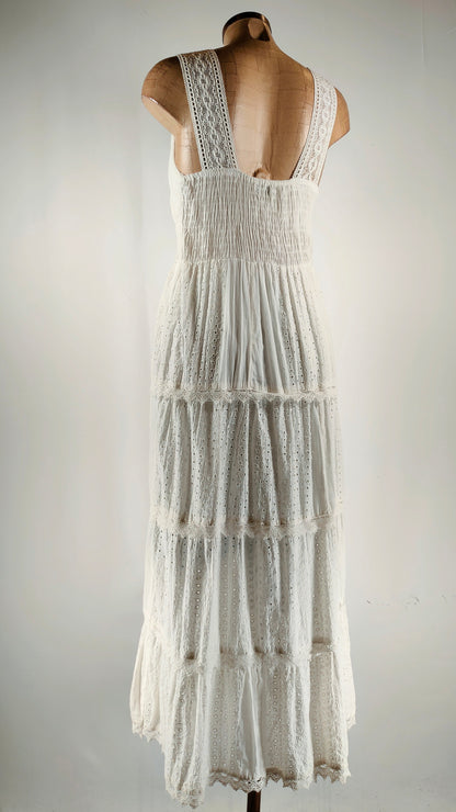 Vestido blanco con bordado largo