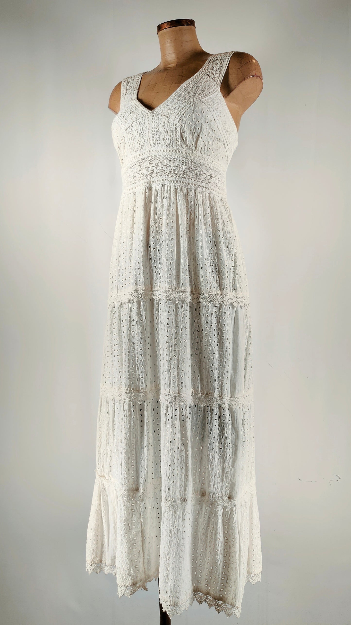 Vestido blanco con bordado largo