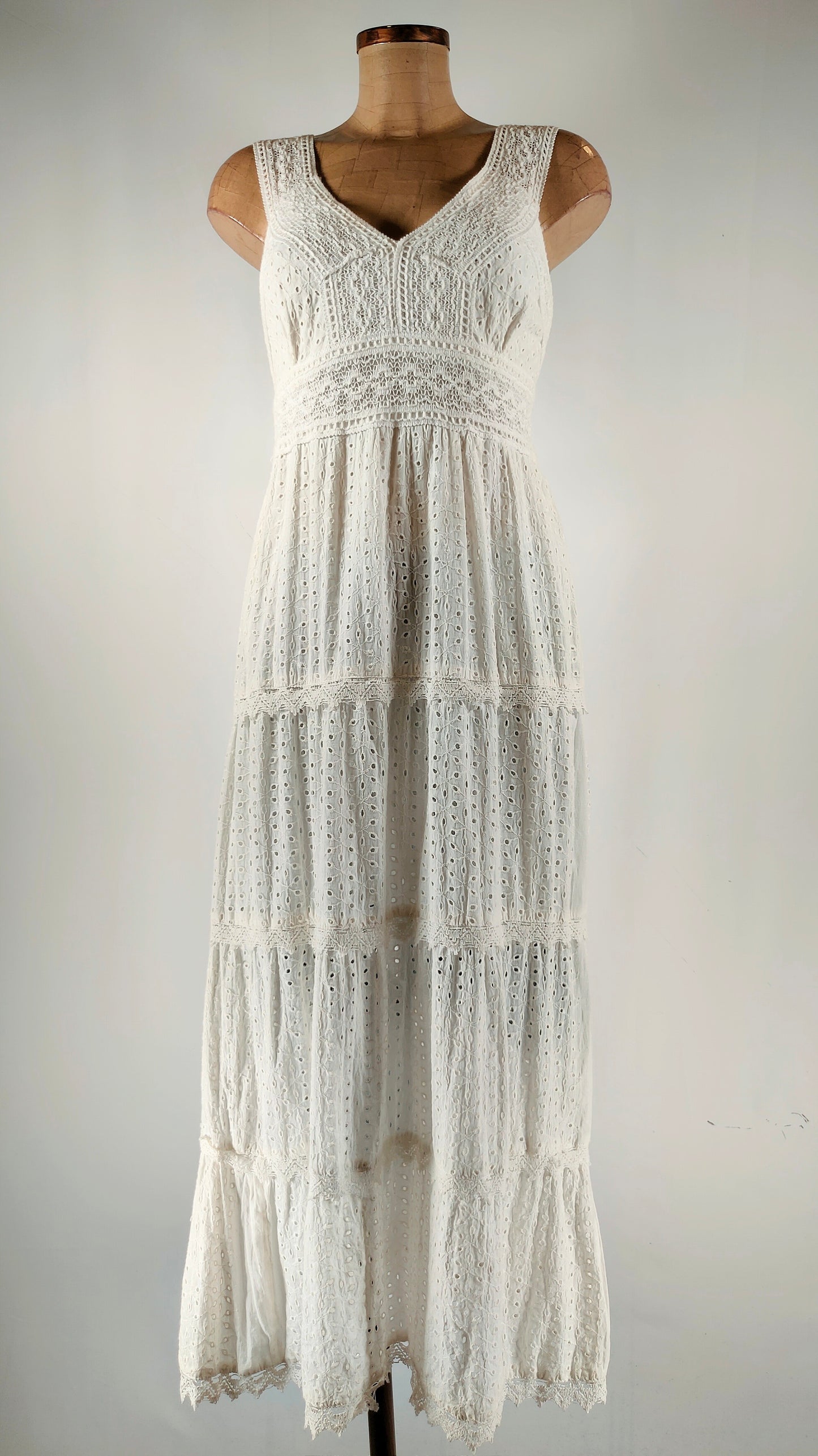 Vestido blanco con bordado largo