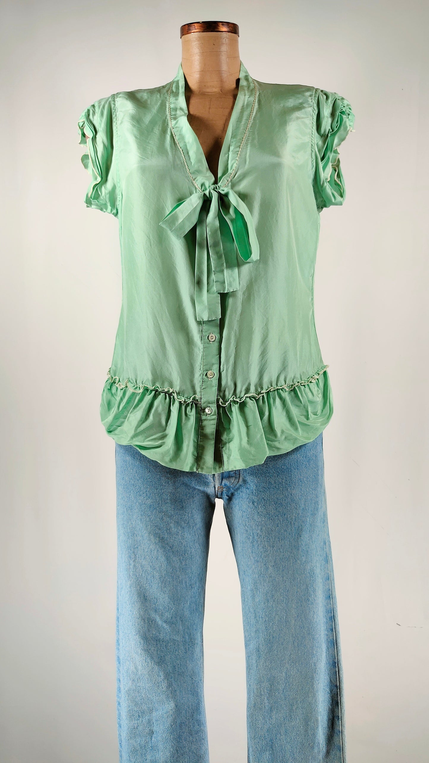 Blusa verde de seda con lazo en cuello