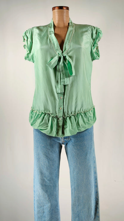 Blusa verde de seda con lazo en cuello