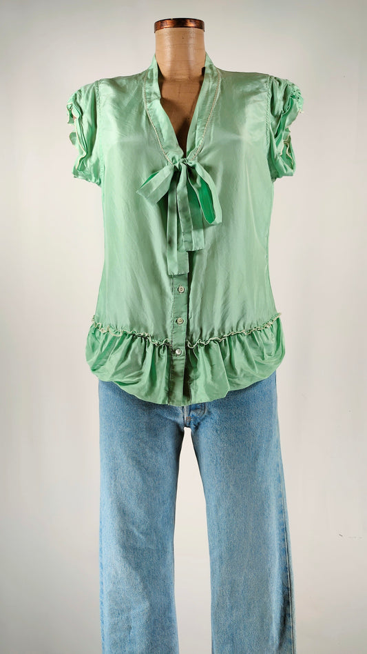 Blusa verde de seda con lazo en cuello