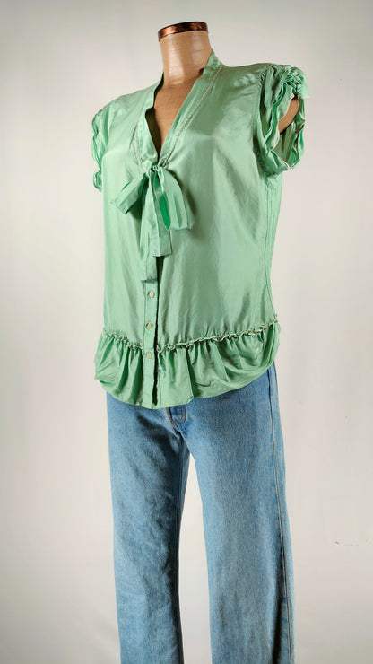 Blusa verde de seda con lazo en cuello
