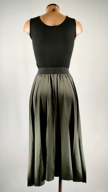 Falda satinada verde plisada