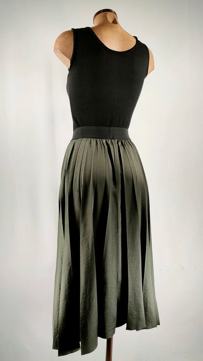 Falda satinada verde plisada