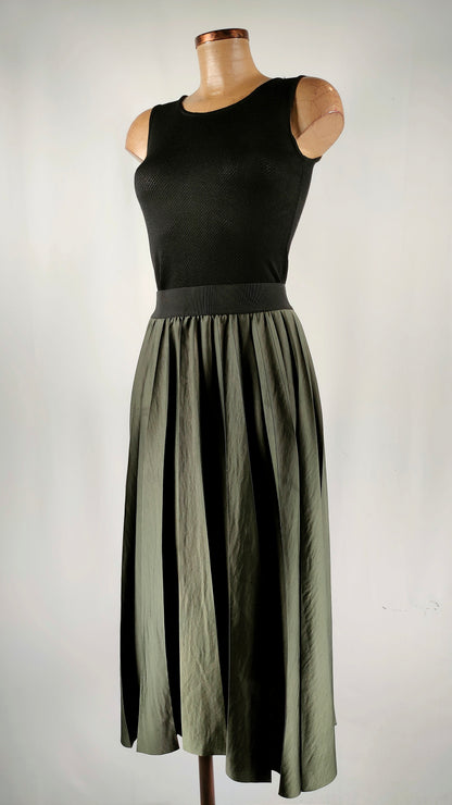 Falda satinada verde plisada