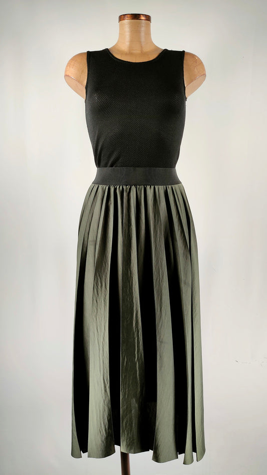Falda satinada verde plisada